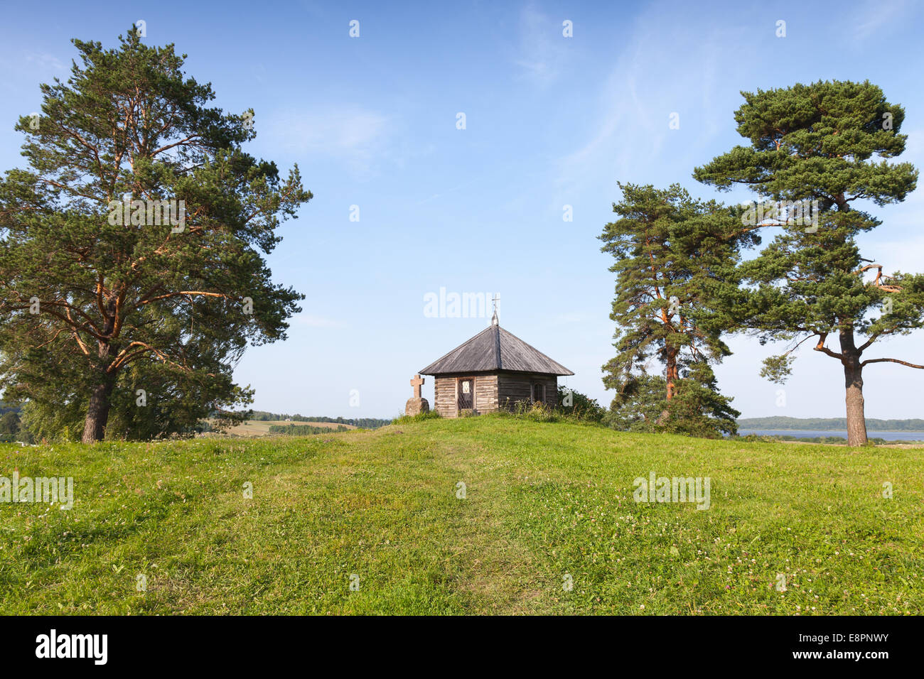 Alte orthodoxe Kapelle und Stein überqueren Savkina Gorka, Pskow, Russland Stockfoto