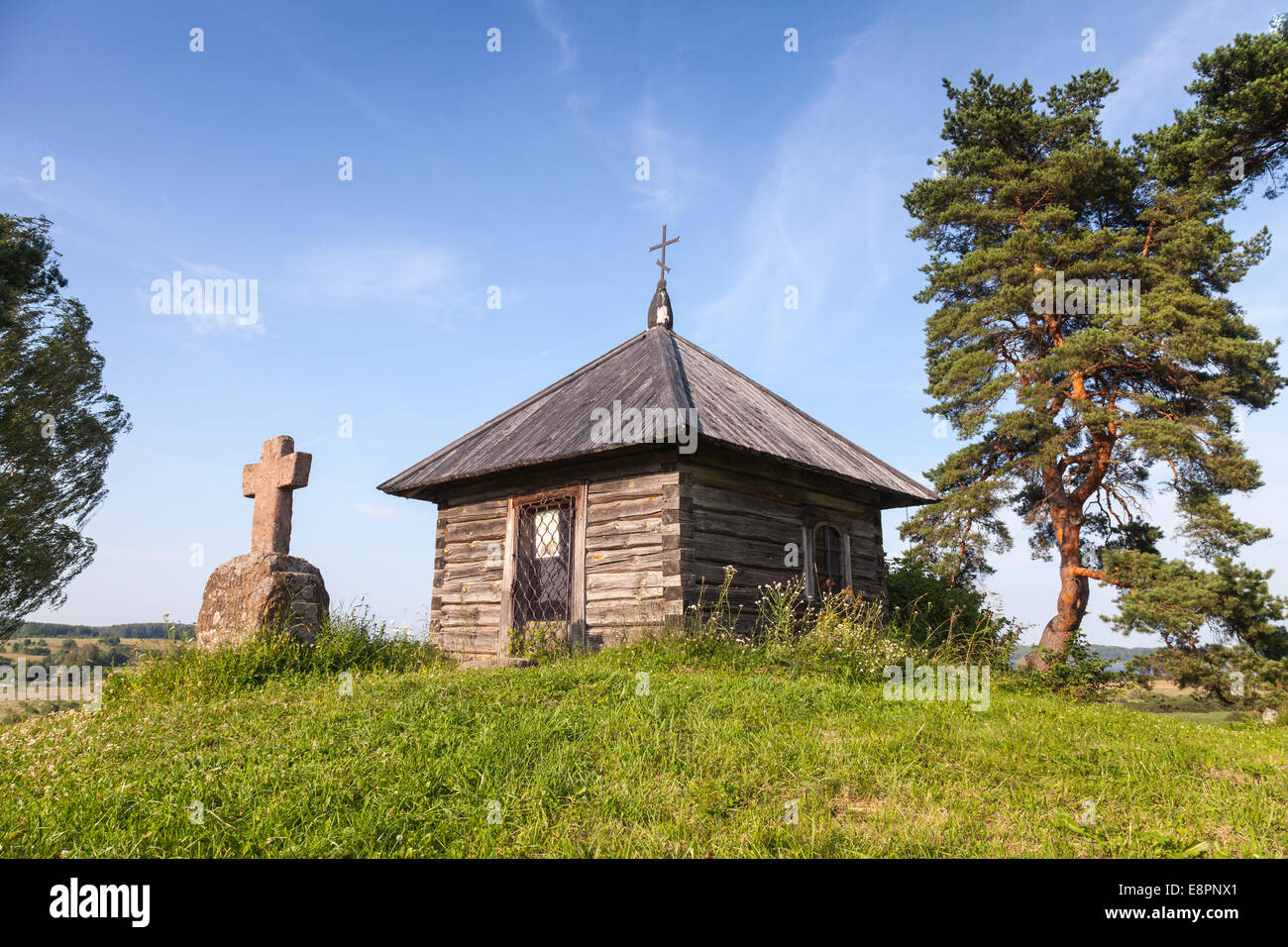 Orthodoxe Kapelle und einem Stein überqueren Savkina Gorka, Pskow, Russland Stockfoto