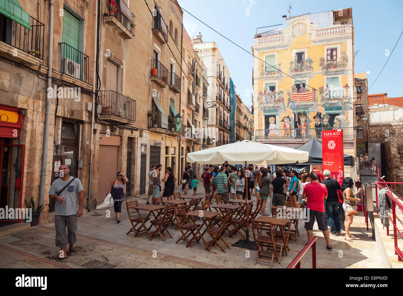 TARRAGONA, Spanien - 16. August 2014: Streetview mit Touristen und Bürger. Placa Dels Sedassos, Tarragona Stockfoto