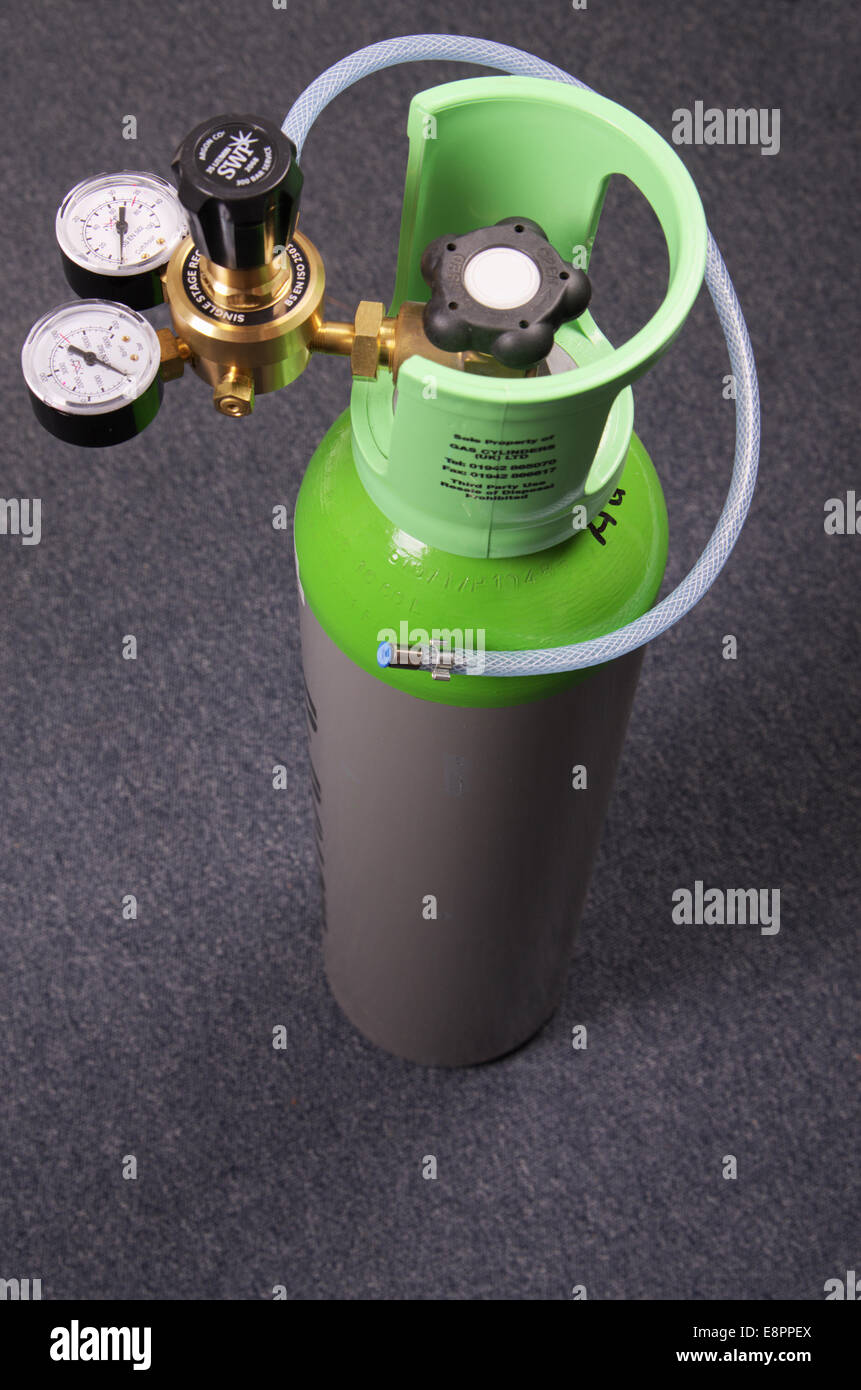 Kleinen zehn Liter Größe Argon CO2-Mix Gasflasche mit Druckregler für  MIG-Schweißen Stockfotografie - Alamy