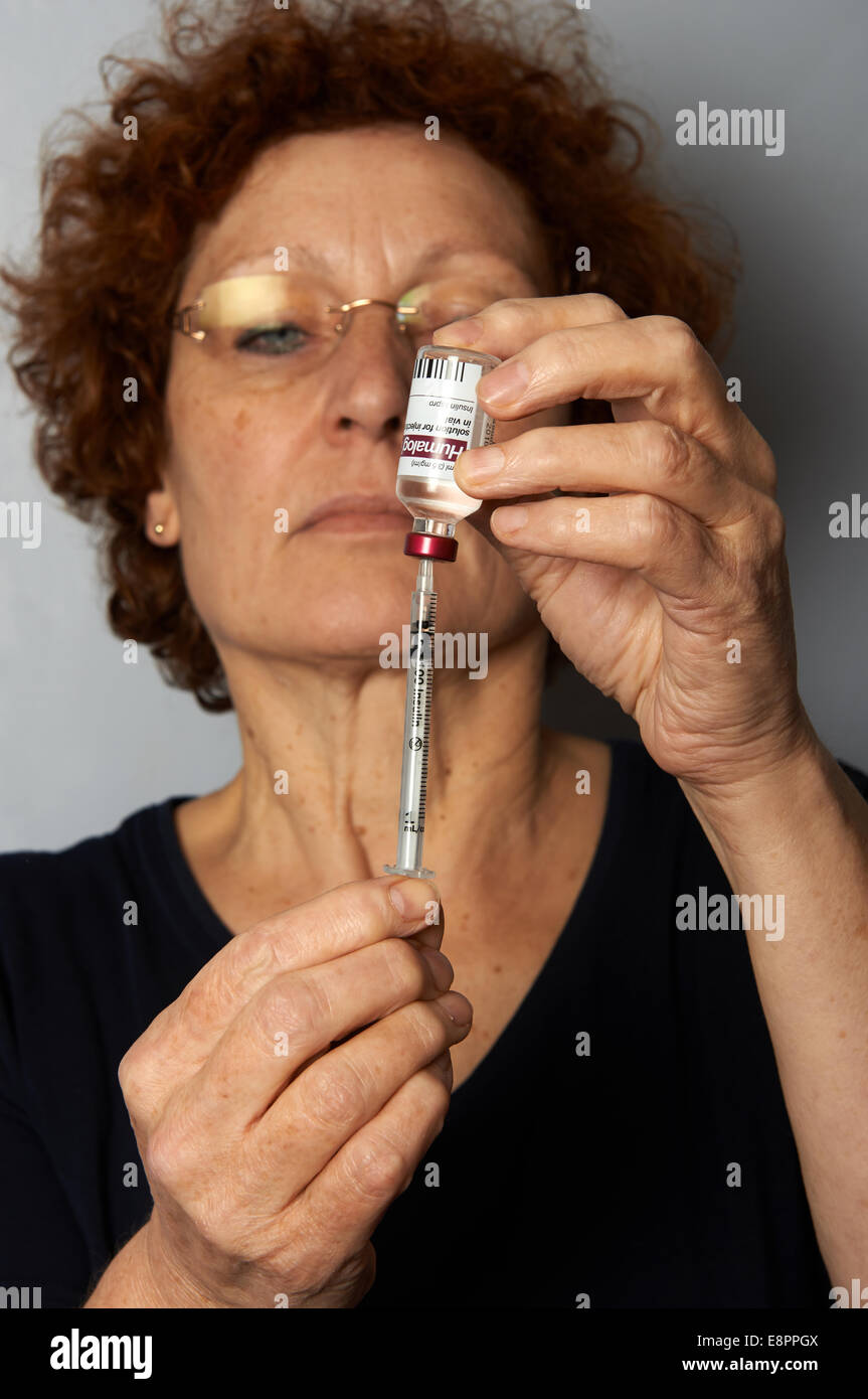 Frau Ausarbeitung einer Insulininjektion Stockfoto