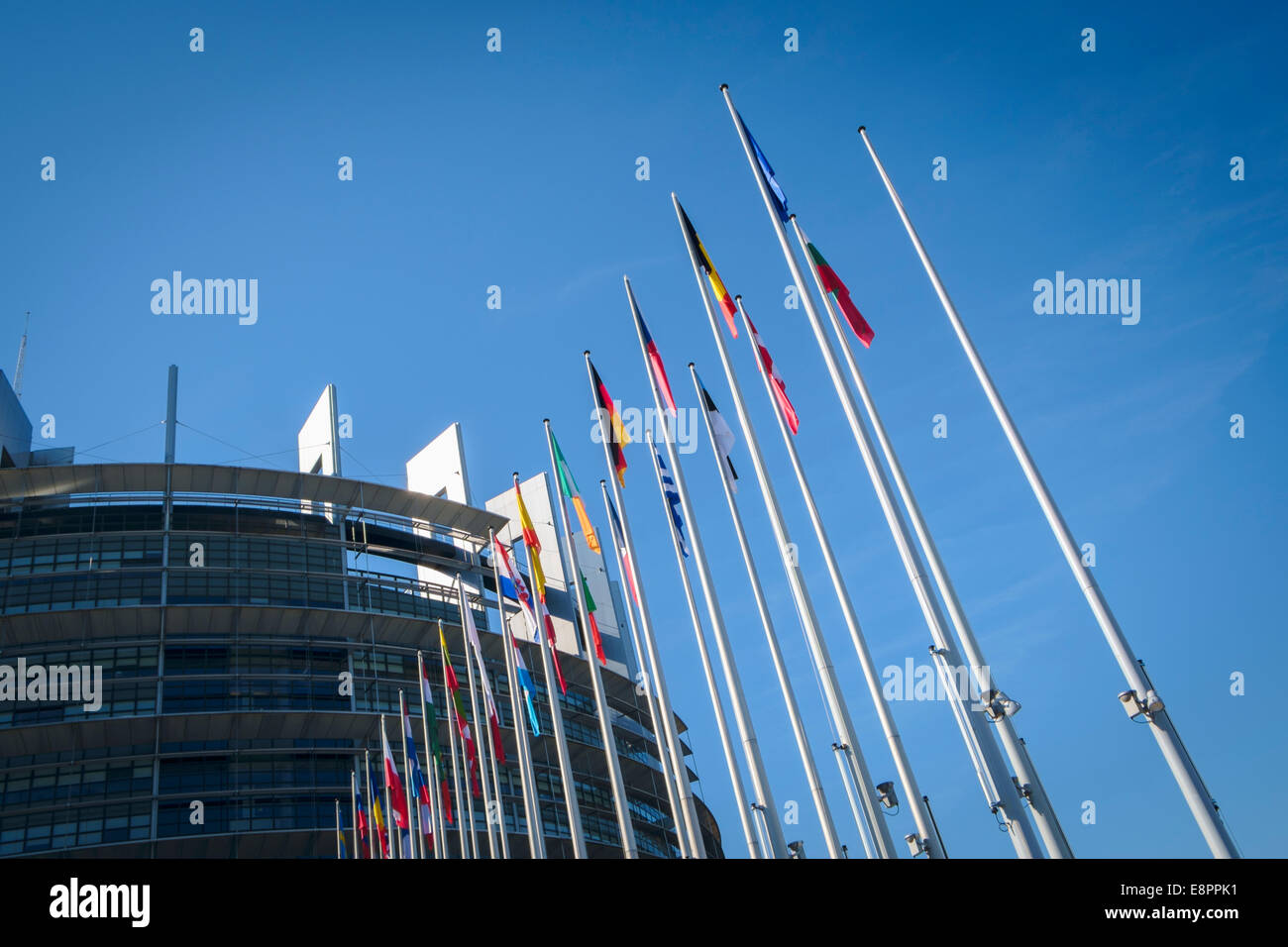Fahnen auf das Europäische Parlamentsgebäude in Straßburg, Frankreich, Europa Stockfoto