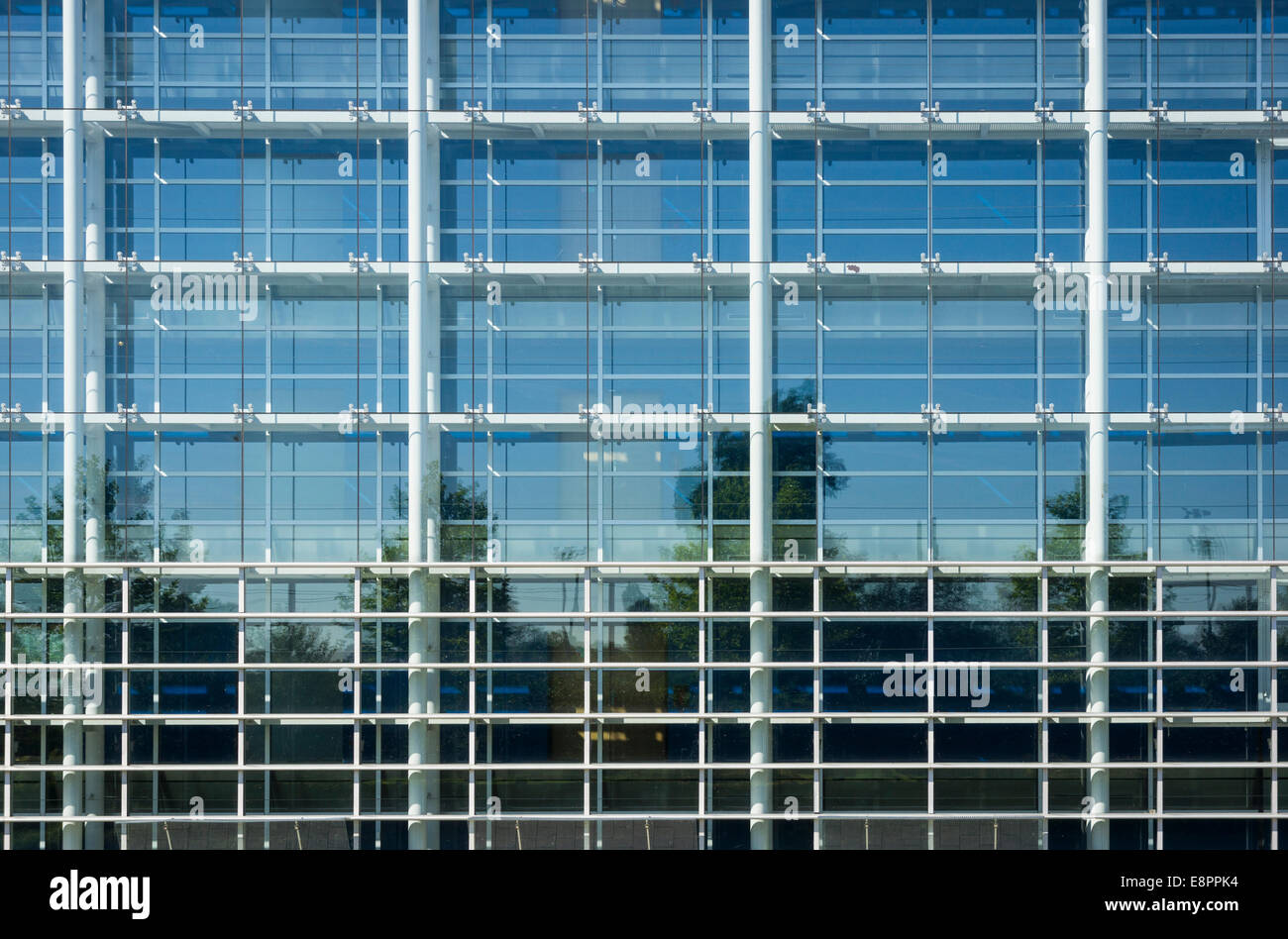 Glas-Bürogebäude-Fenster auf das Europäische Parlamentsgebäude in Straßburg, Frankreich, Europa Stockfoto
