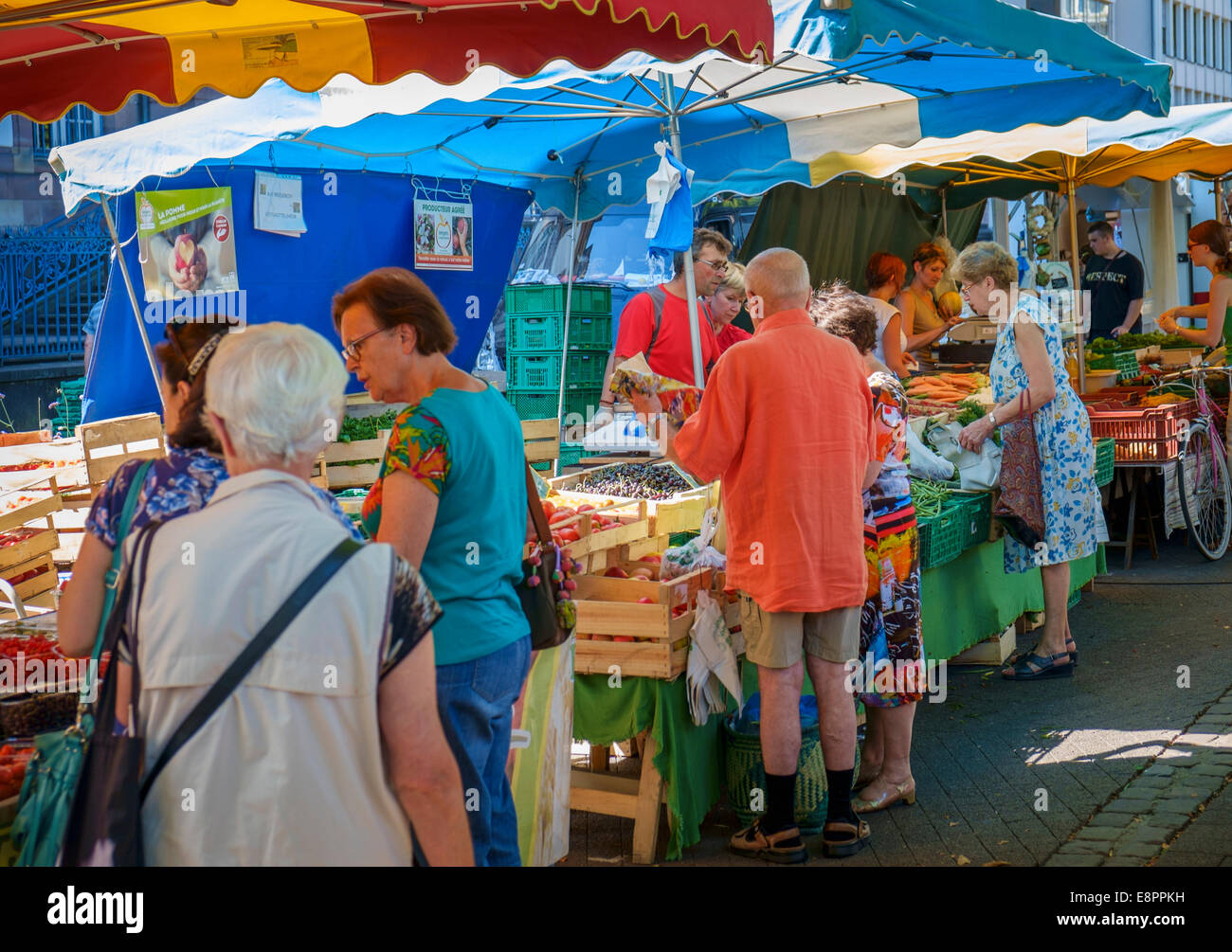 Flohmarkt im Stadtzentrum von Straßburg, Frankreich, Europa