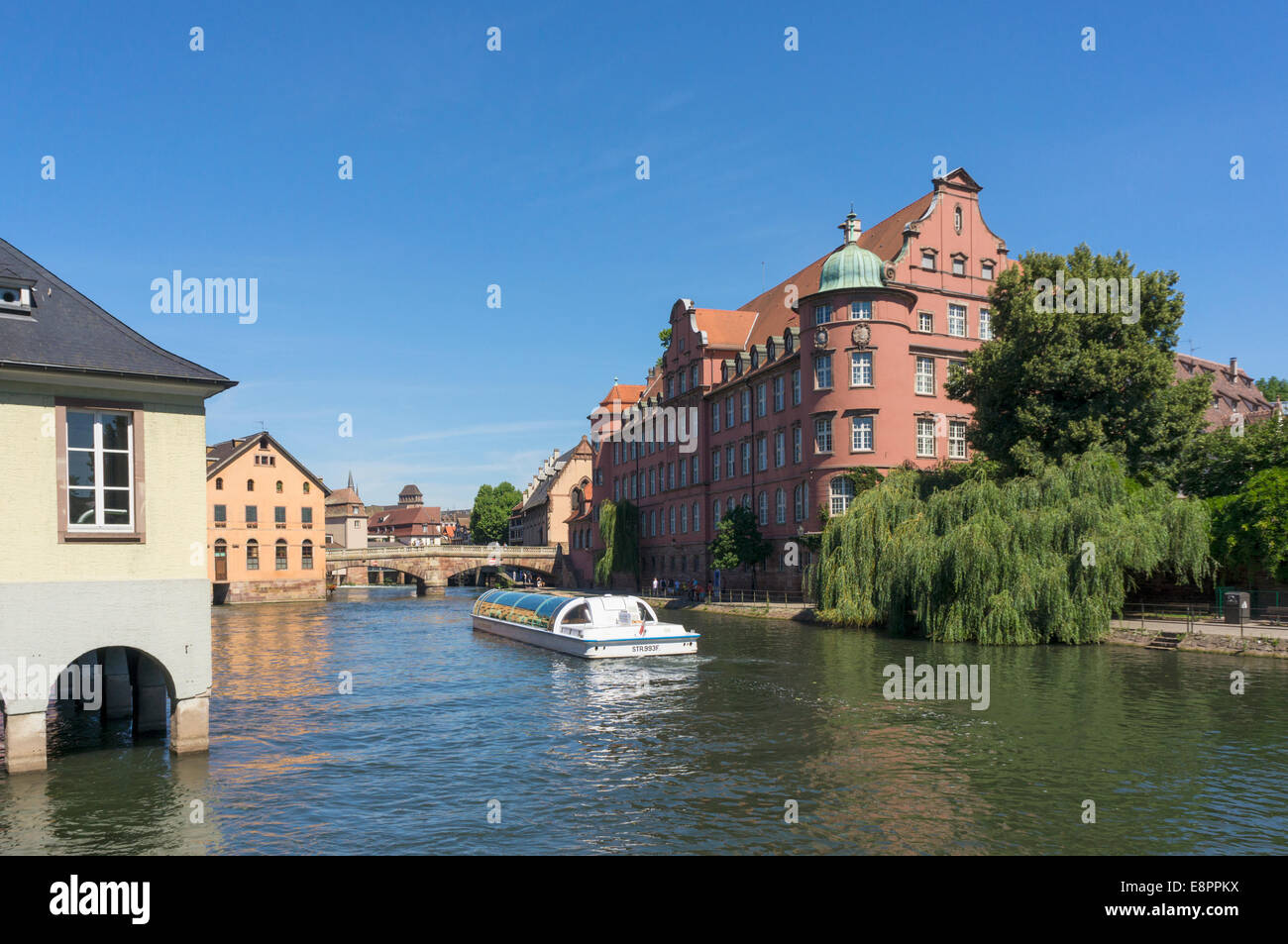 Schifffahrt auf dem Fluss Ill in Straßburg, Frankreich, Europa Stockfoto