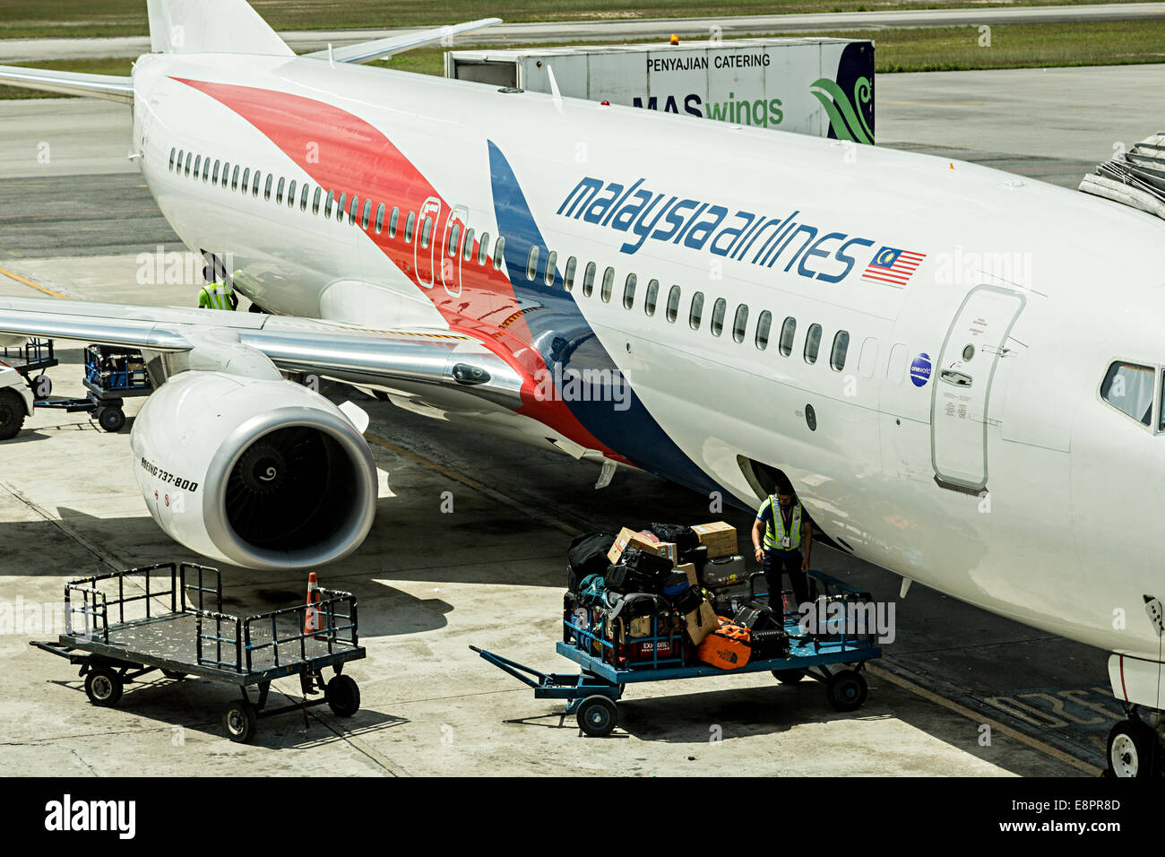 Entladung Gepäck von Malaysian Airlines Flugzeuge am Flughafen, Miri, Sarawak, Malaysia