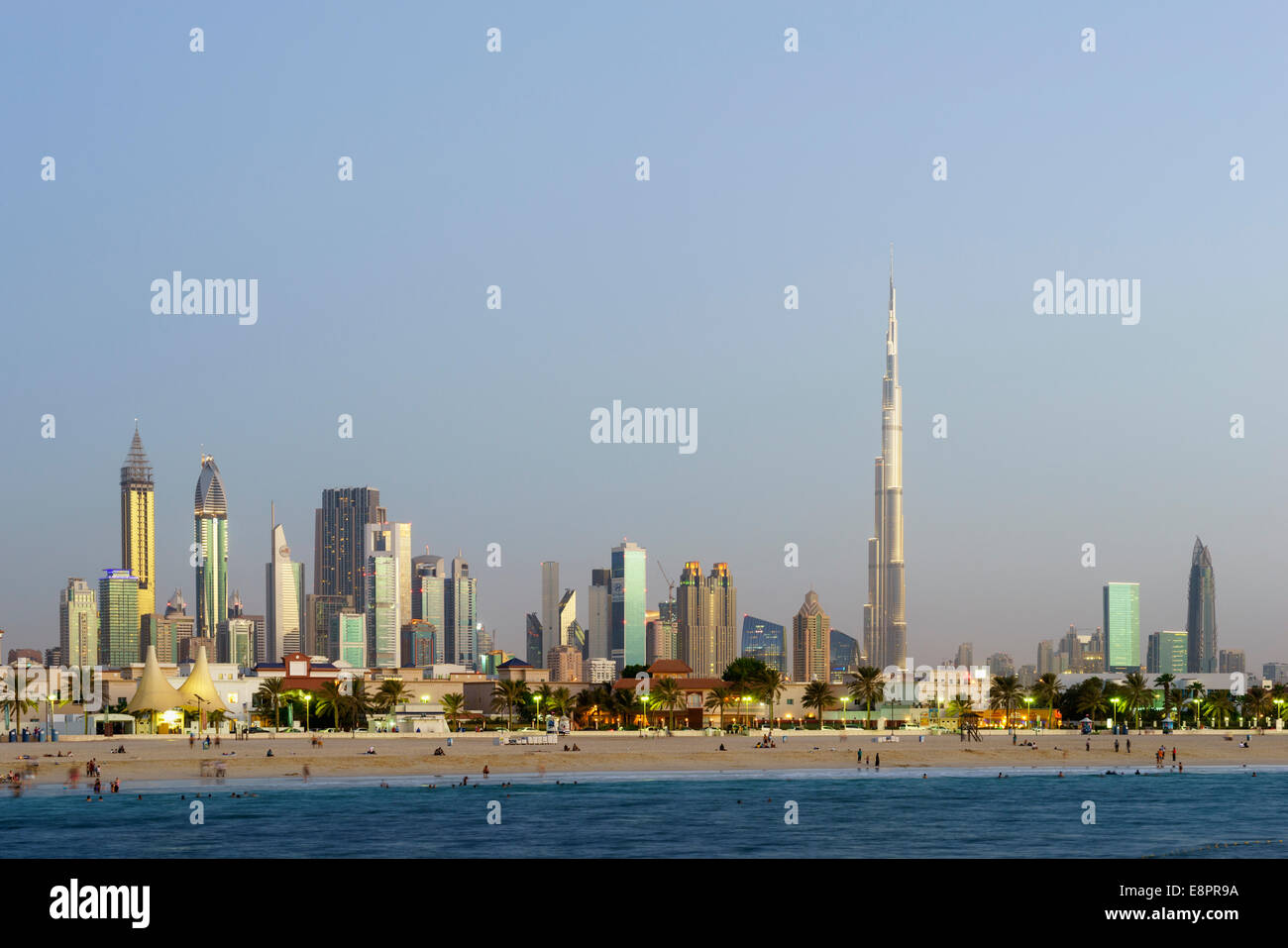 Skyline in der Abenddämmerung der Wolkenkratzer Burj Khalifa entlang der Sheikh Zayed Road von Jumeirah Open Beach in Dubai Vereinigte Arabische Emirate Stockfoto