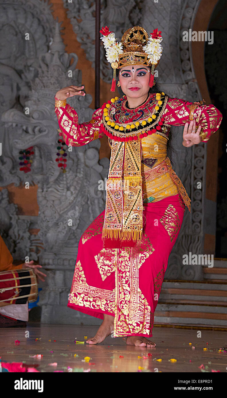 Weibliche Tänzer tanzen Legong Tanz Ubud Bali Indonesien Stockfoto