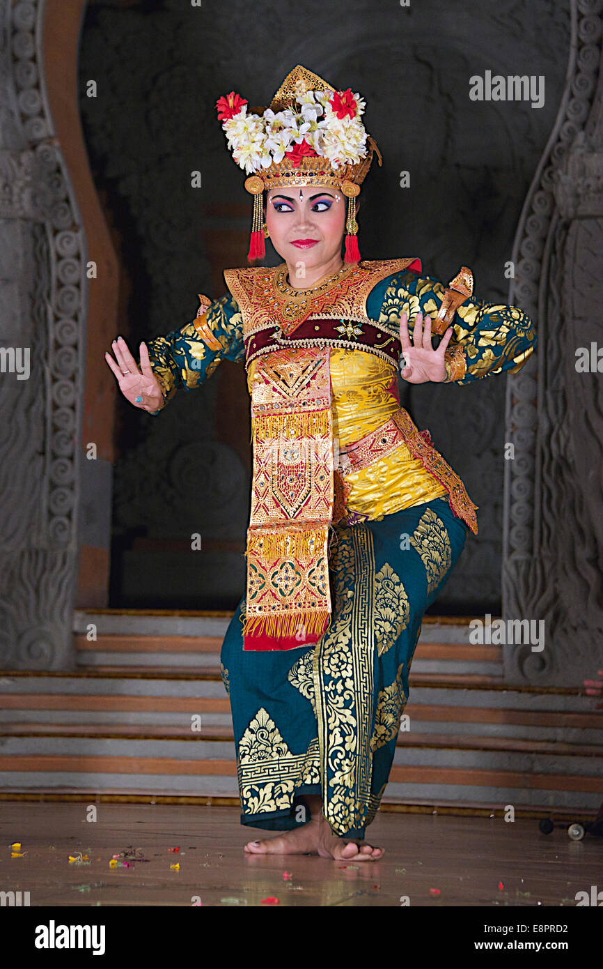 Weibliche Tänzer tanzen Legong Tanz Ubud Bali Indonesien Stockfoto