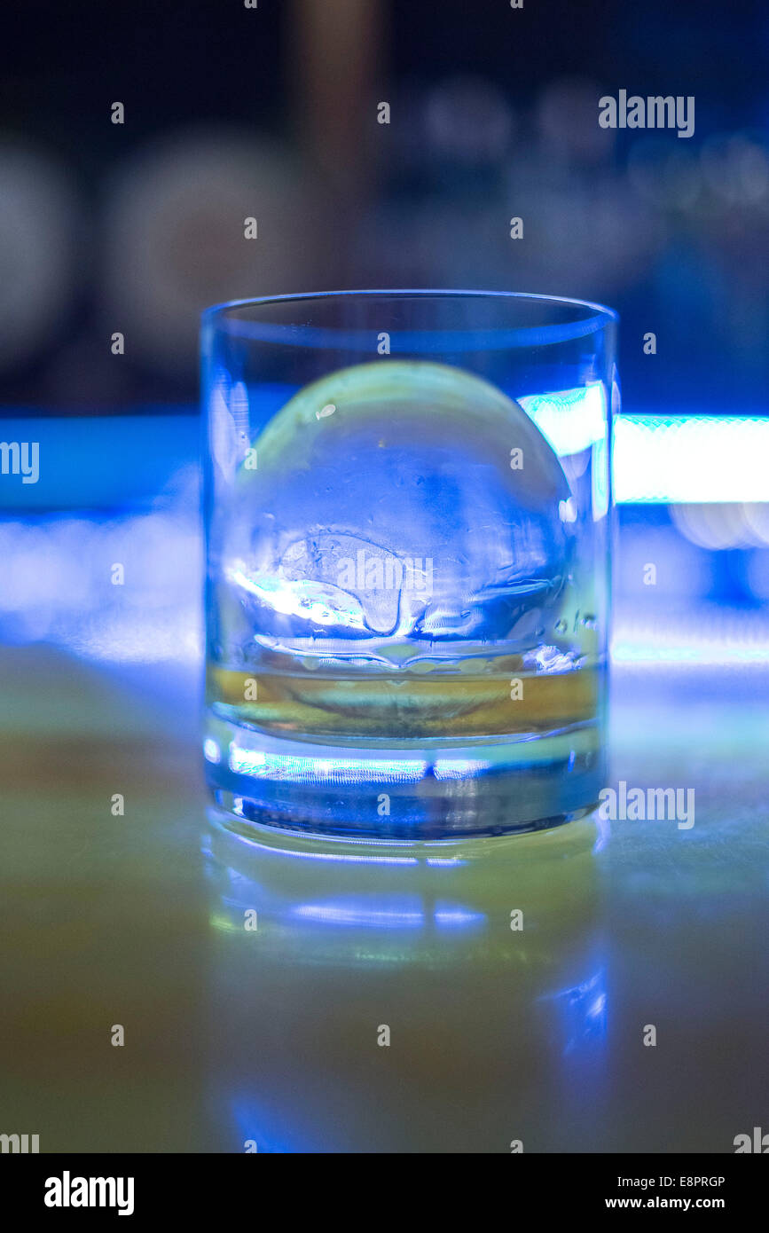 5. September 2013, Seoul, Südkorea - eine handgeschnitzte Kugel Eis in ein Glas single Malt Whisky im Café K in Gangnam. Stockfoto