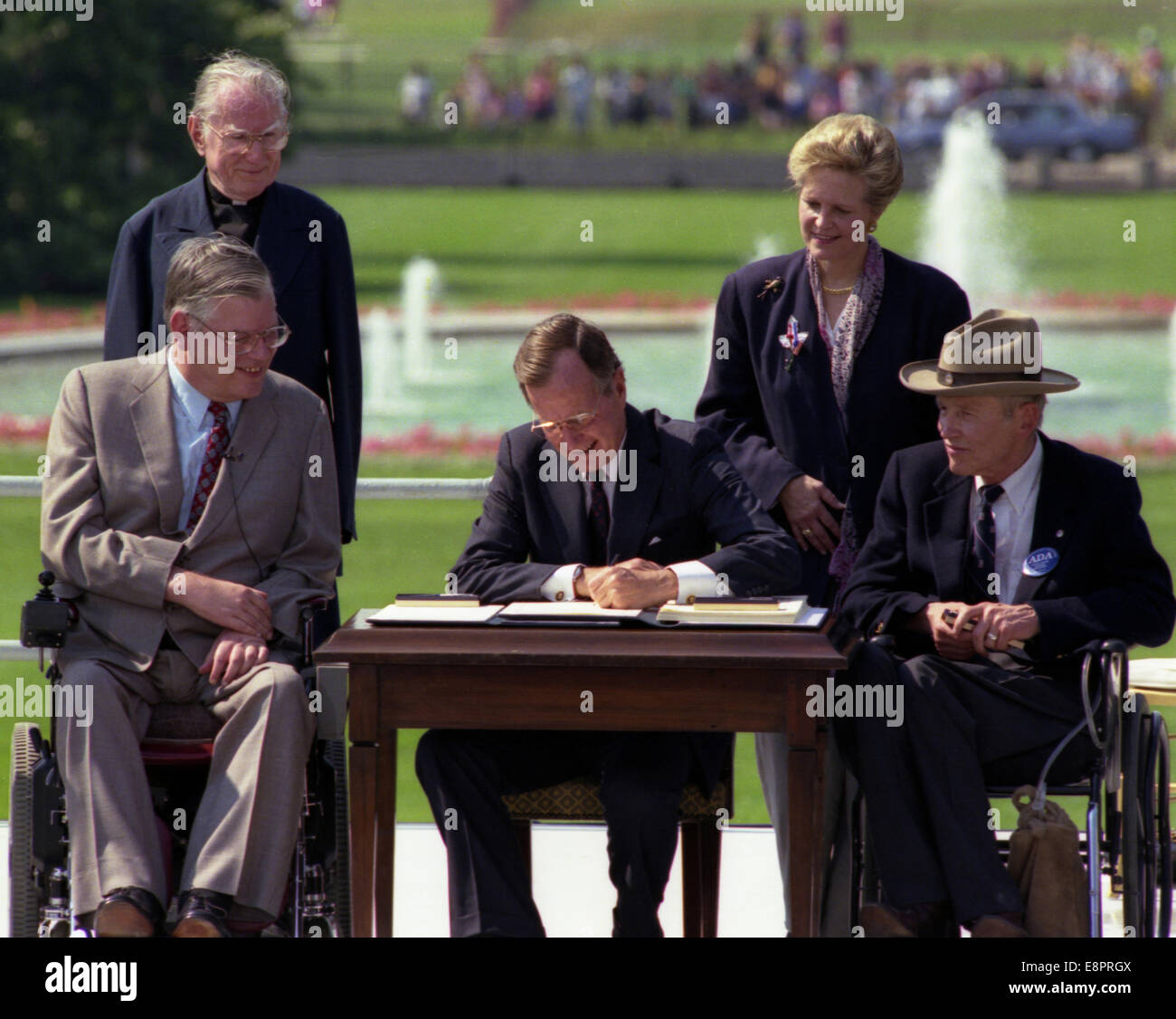 Präsident George H. W. Bush unterzeichnet den Americans with Disabilities Act auf der südlichen Rasen des weißen Hauses 26.07.1990. Stockfoto
