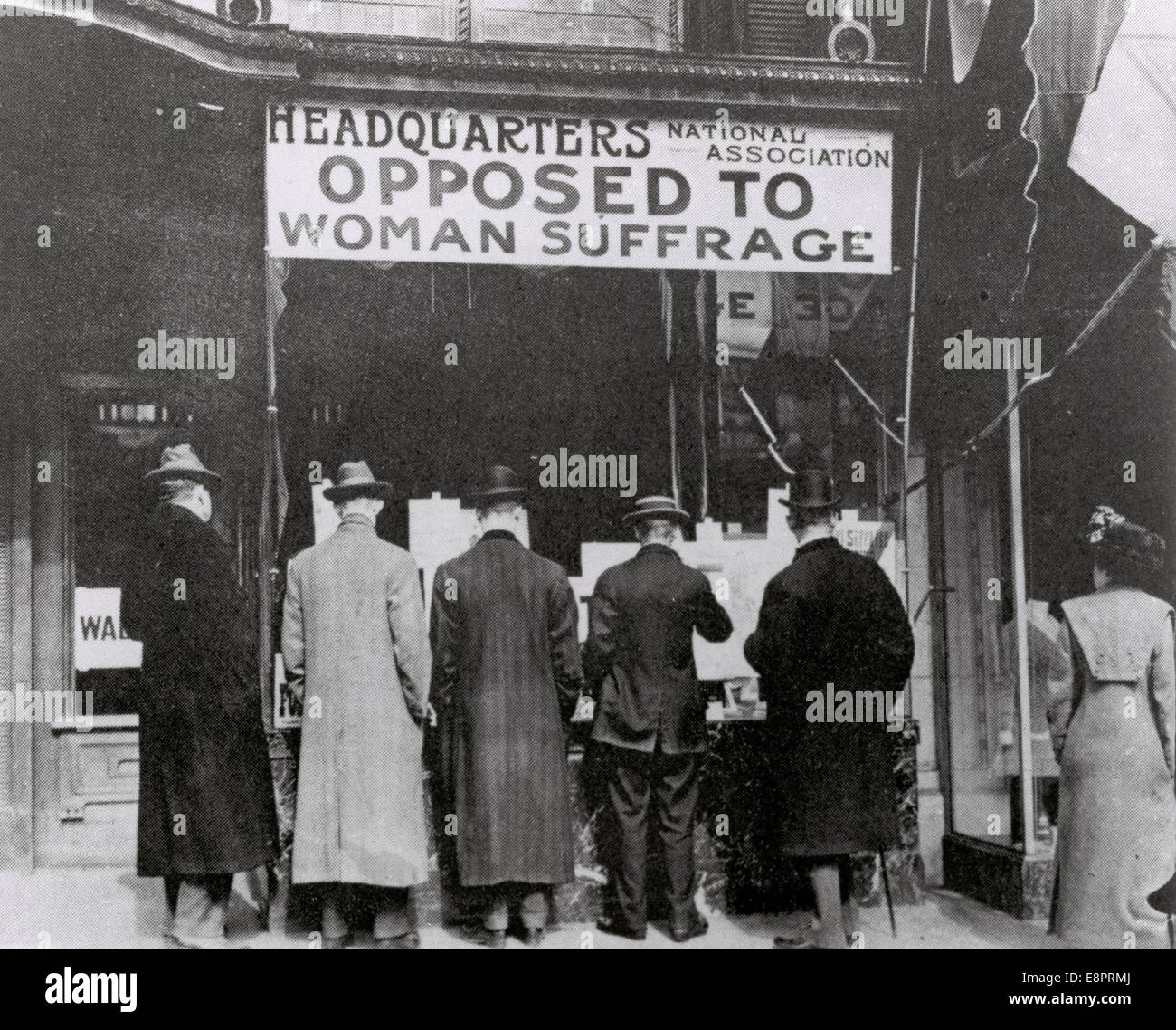 Passanten betrachten Schaufenster in der Zentrale des Landesverbandes gegen Woman Suffrage, ca. 1919 Stockfoto