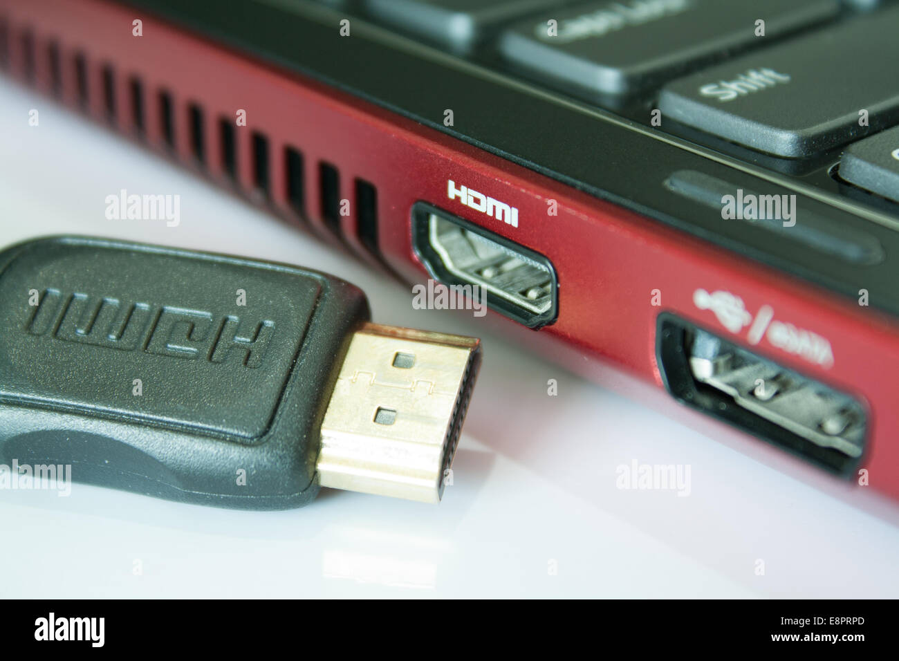 Laptop HDMI-Anschluss hautnah-HDMI-Kabel Stockfoto