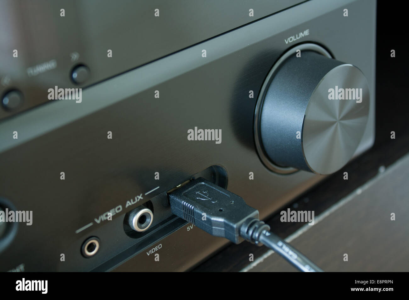 USB-Kabel in einen schwarzen AV-Receiver - am schwarzen Tisch Stockfoto