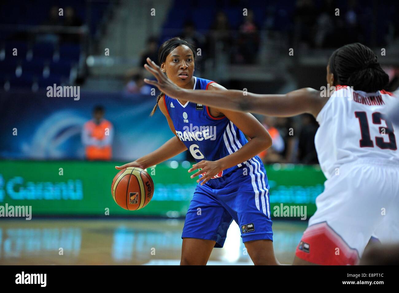 Istanbul, Türkei. 3. Oktober 2014. FIBA-Weltmeisterschaft für Frauen, Viertelfinale Spiel zwischen Frankreich und den USA. Diandra Tchatchouang (Frankreich) bewacht von Ogwumike (USA) © Action Plus Sport/Alamy Live News Stockfoto