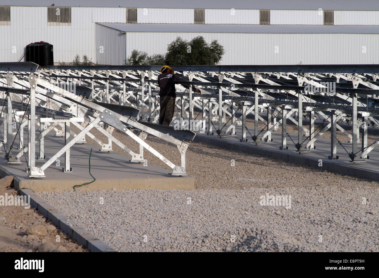 Installation der PV-Anlage bei Jericho Agro-Industrial Park in der West Bank, Palästina Stockfoto