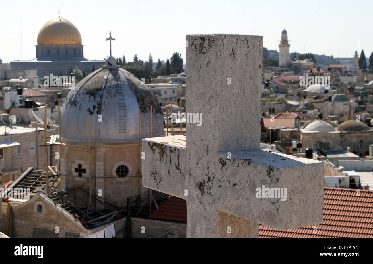 Blick vom Dach des Österreichischen Hospizes in Ost-Jerusalem auf die Haube des Felsens Stockfoto