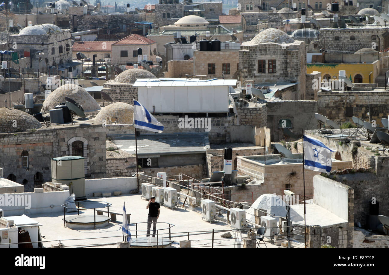 Israelische Siedler auf dem Dach eines Gebäudes in Ost-Jerusalem Stockfoto