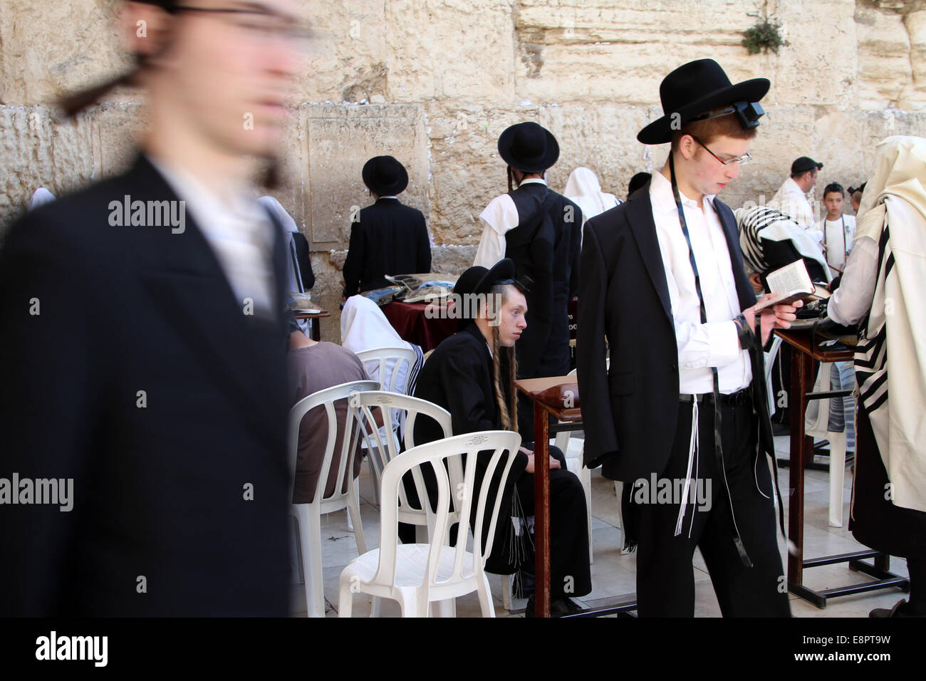 Jüdische Gläubige betet an der Klagemauer in Ost-Jerusalem Stockfoto