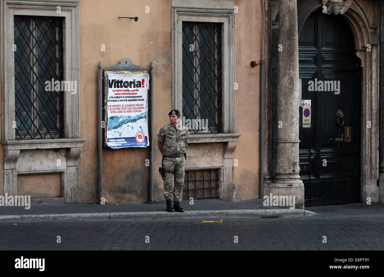 Italienischer Soldat bewacht die syrische Botschaft auf Piazza moderne Coeli in Rom, Italien auf Sonntag, 29. Juli 2012 Stockfoto