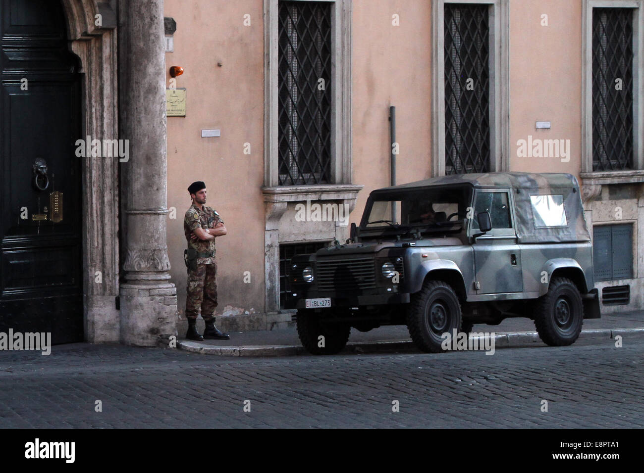 Italienischer Soldat bewacht die syrische Botschaft auf Piazza moderne Coeli in Rom, Italien Stockfoto