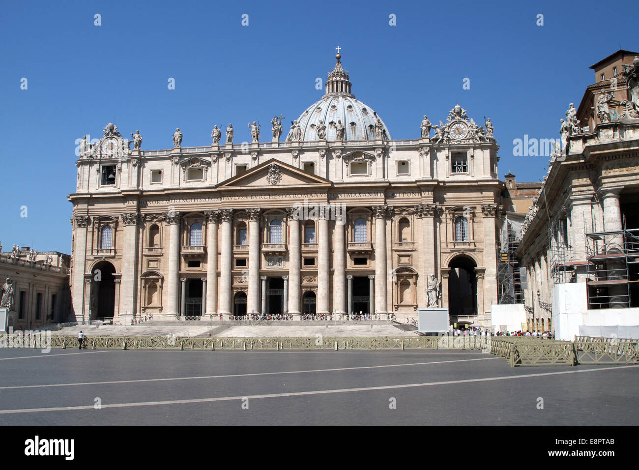 Str. Peters Basilica an einem sonnigen Tag in der Vatikanstadt, dem Vatikan Stockfoto