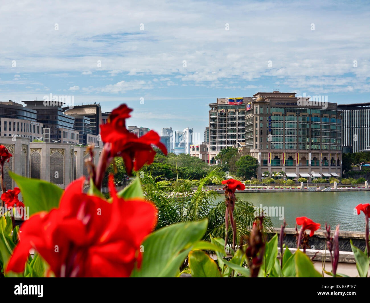 Putrajaya - Hauptstadt von Malaysia - der Blick von der Brücke der Putra in Dataran Putra, vor die Staats-und Regierungschefs nach Hause Stockfoto