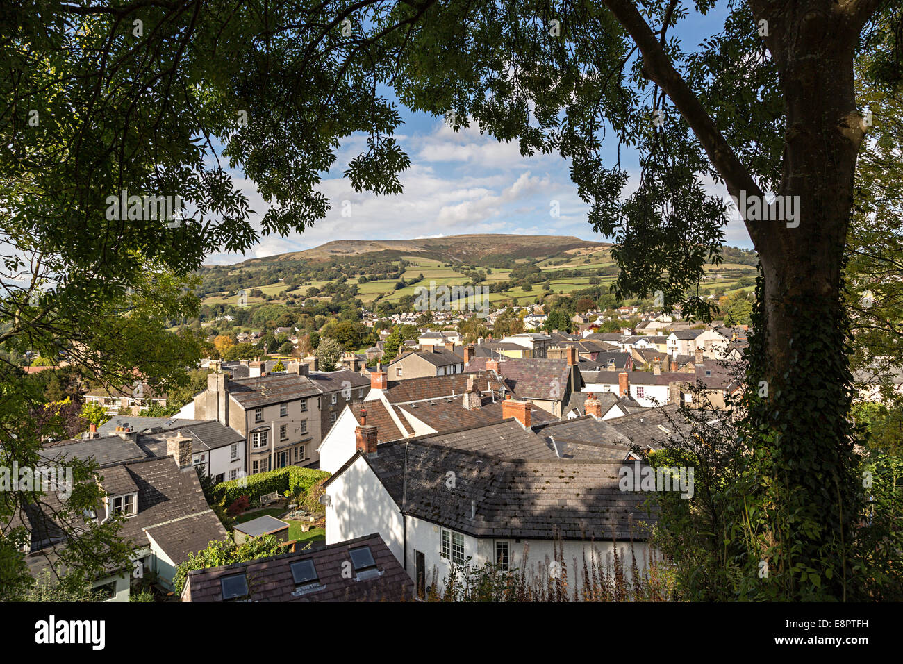 Blick über Crickhowell in Richtung der Black Mountains und den Tafelberg, Powys, Wales, UK Stockfoto