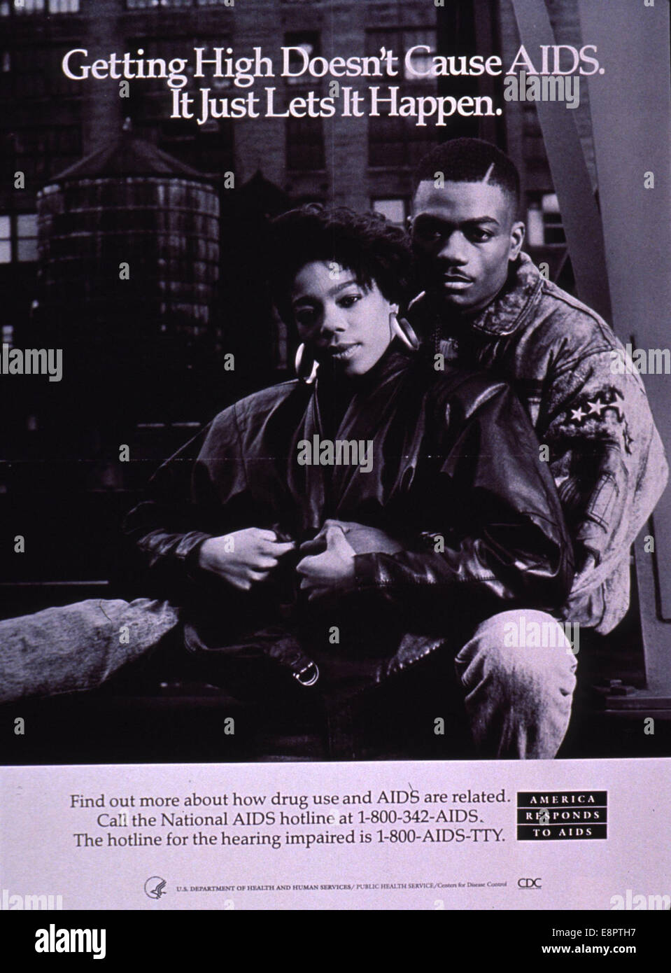 Dieses schwarz-weiße AIDS-Awareness-Poster, das von den U.S. Centers for Disease Control erstellt wurde, zeigt ein afroamerikanisches Paar. Die Botschaft „High zu werden verursacht kein AIDS“ wird mit einem Foto des Paares und wichtigen Gesundheitsinformationen präsentiert. Stockfoto