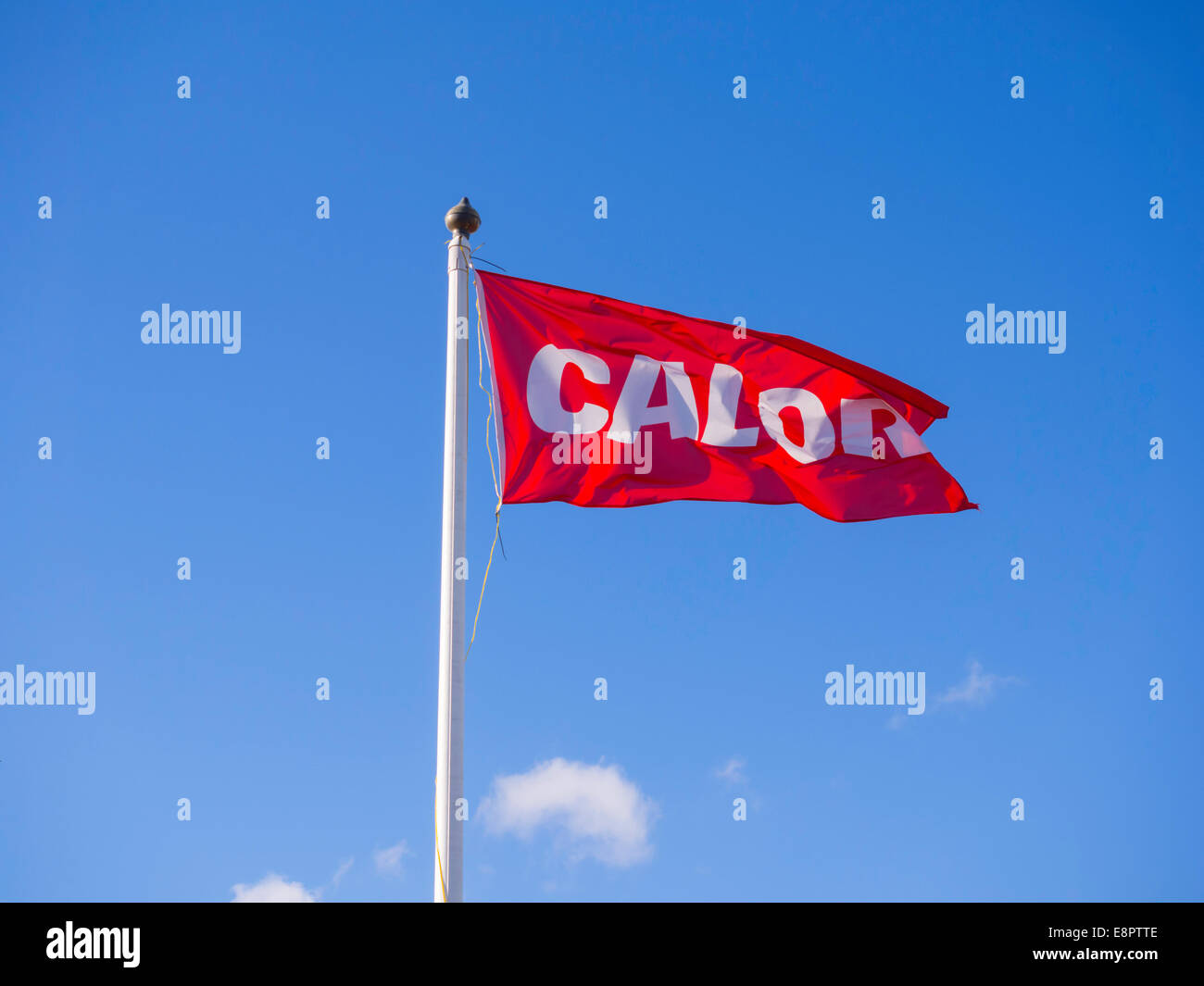 Eine rot-weiße Flagge Werbung Calor Lieferant von in Flaschen Butan und  Propangas für die Heizung, Beleuchtung und kochen Stockfotografie - Alamy