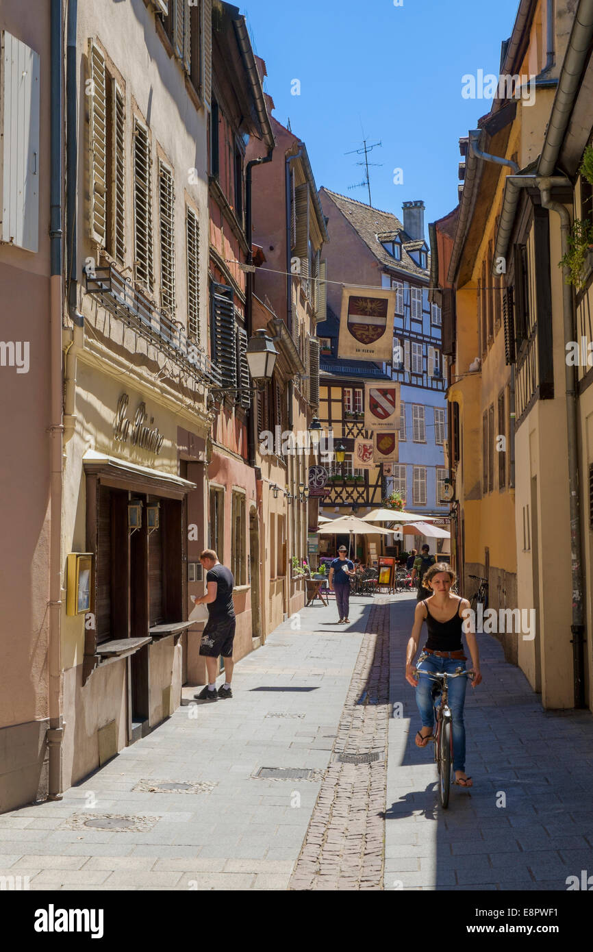 Radfahrer und Menschen in den Straßen der Altstadt Petite France, Strasbourg, Frankreich, Europa Stockfoto