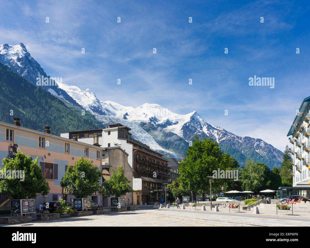 Mont Blanc über Stadt Chamonix, Französische Alpen, Frankreich Stockfoto