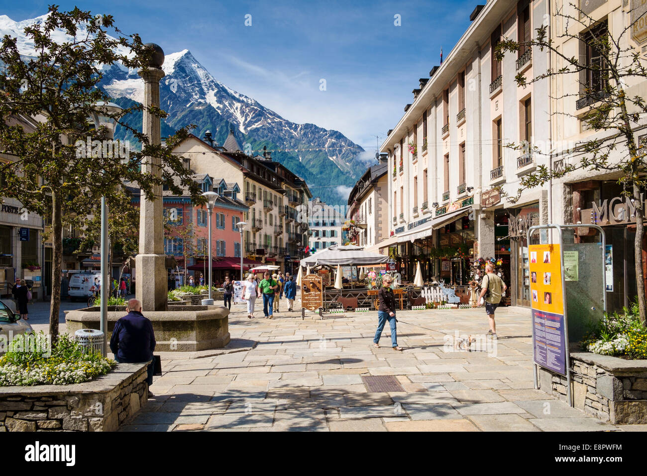 Stadtzentrum von Chamonix, Französische Alpen, Frankreich - mit dem Mont Blanc hinter im Sommer Stockfoto