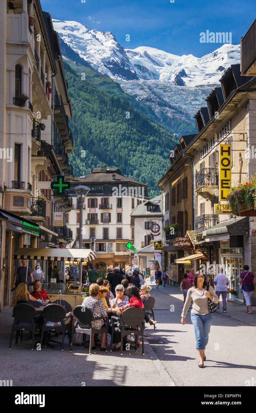 Straßencafés in Chamonix, Französische Alpen, Frankreich - im Sommer Stockfoto