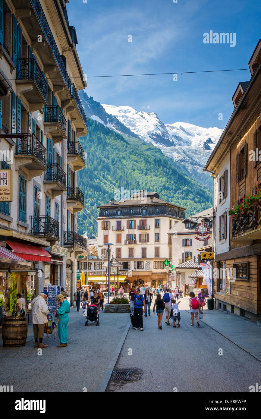 Hauptstraße in Chamonix, Französische Alpen, Frankreich - im Sommer Stockfoto
