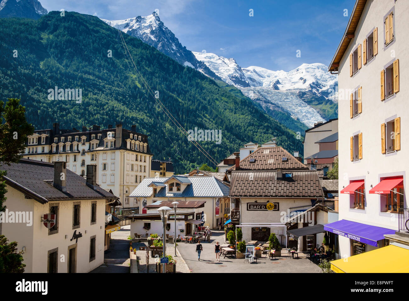 Straßenszene in Chamonix, Französische Alpen, Frankreich, Europa - mit dem Mont Blanc hinter Stockfoto