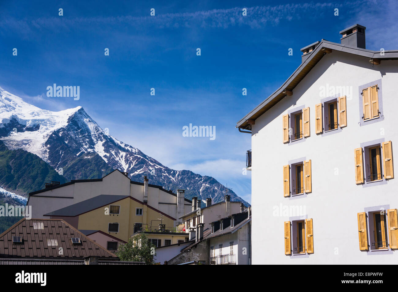 Französische Alpen, Frankreich - Alpenhäuser in Chamonix unterhalb des Mont Blanc Stockfoto