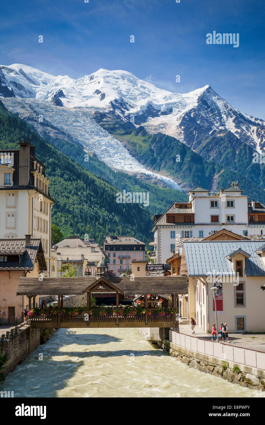 Arve Fluß in Chamonix, Frankreich, Europa mit dem Gipfel des Mont Blanc hinter im Sommer Stockfoto