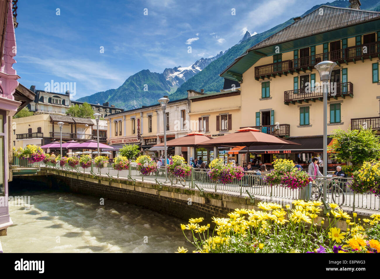 Stadtzentrum von Chamonix, Französische Alpen, Frankreich im Sommer Stockfoto