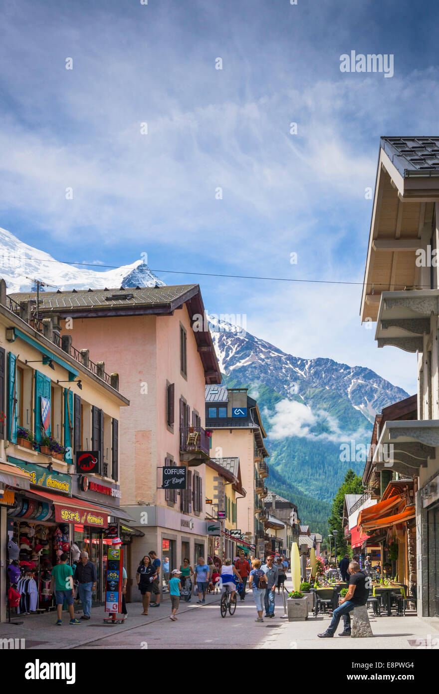 Hauptstraße in Chamonix Stadt in den Alpen, Frankreich, Europa - mit Mont Blanc im Sommer Stockfoto