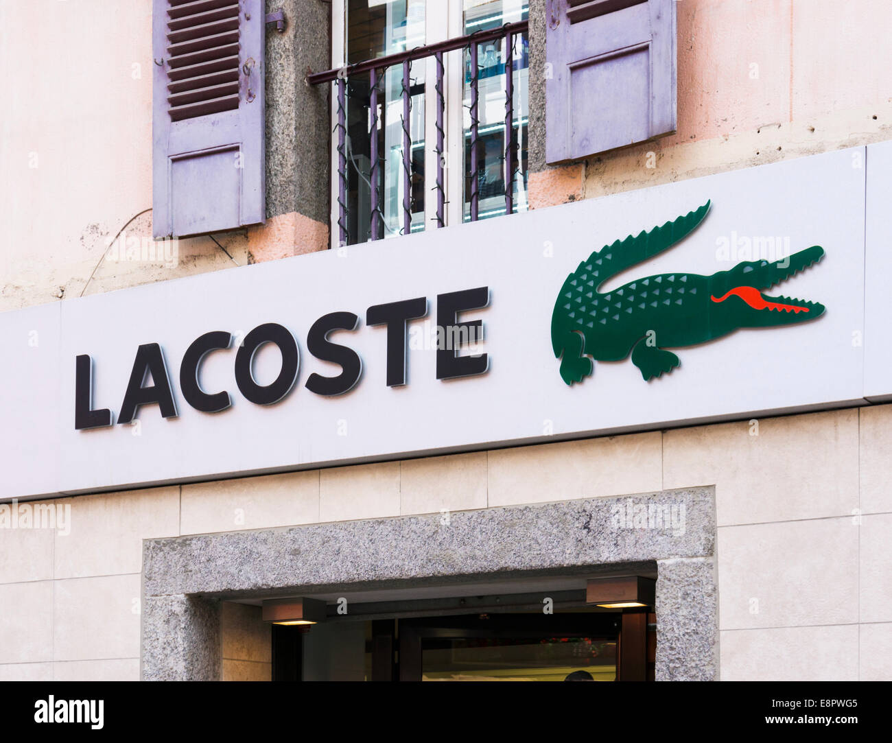 Lacoste Shop-Logo auf einem Shop in Frankreich, Europa Stockfoto
