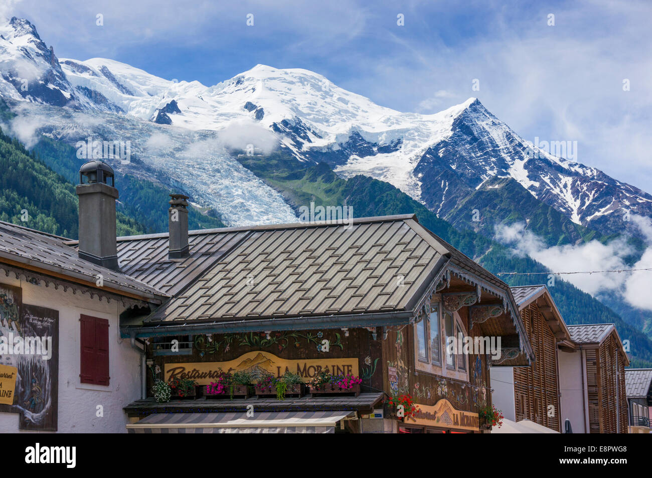 Mont Blanc in Chamonix, Frankreich - Dächer von Häusern unterhalb des Mont Blanc im Stadtzentrum im Sommer Stockfoto