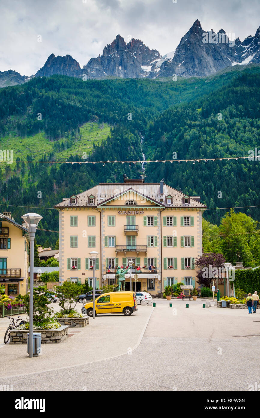 Casino mit der Aiguille du Midi Gipfeln hinter, Chamonix, Französische Alpen, Frankreich Stockfoto