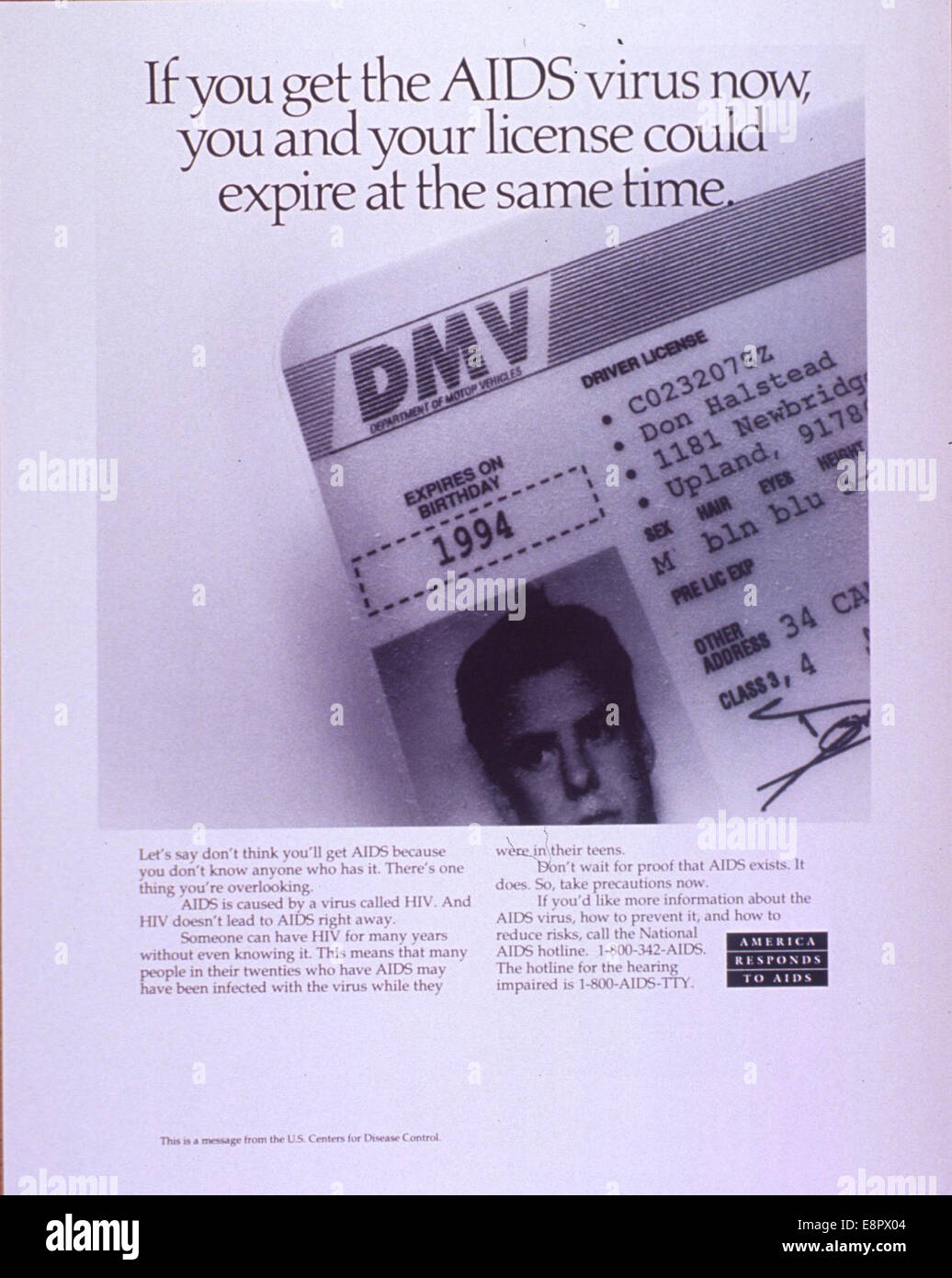Ein fotomechanischer Druck, der von den U.S. Centers for Disease Control in den 1980er Jahren produziert wurde Das Poster, das das Bewusstsein für AIDS schärfen soll, zeigt einen Teil des Führerscheins eines Mannes und beschreibt die Risiken einer nicht diagnostizierten HIV-Infektion. Stockfoto