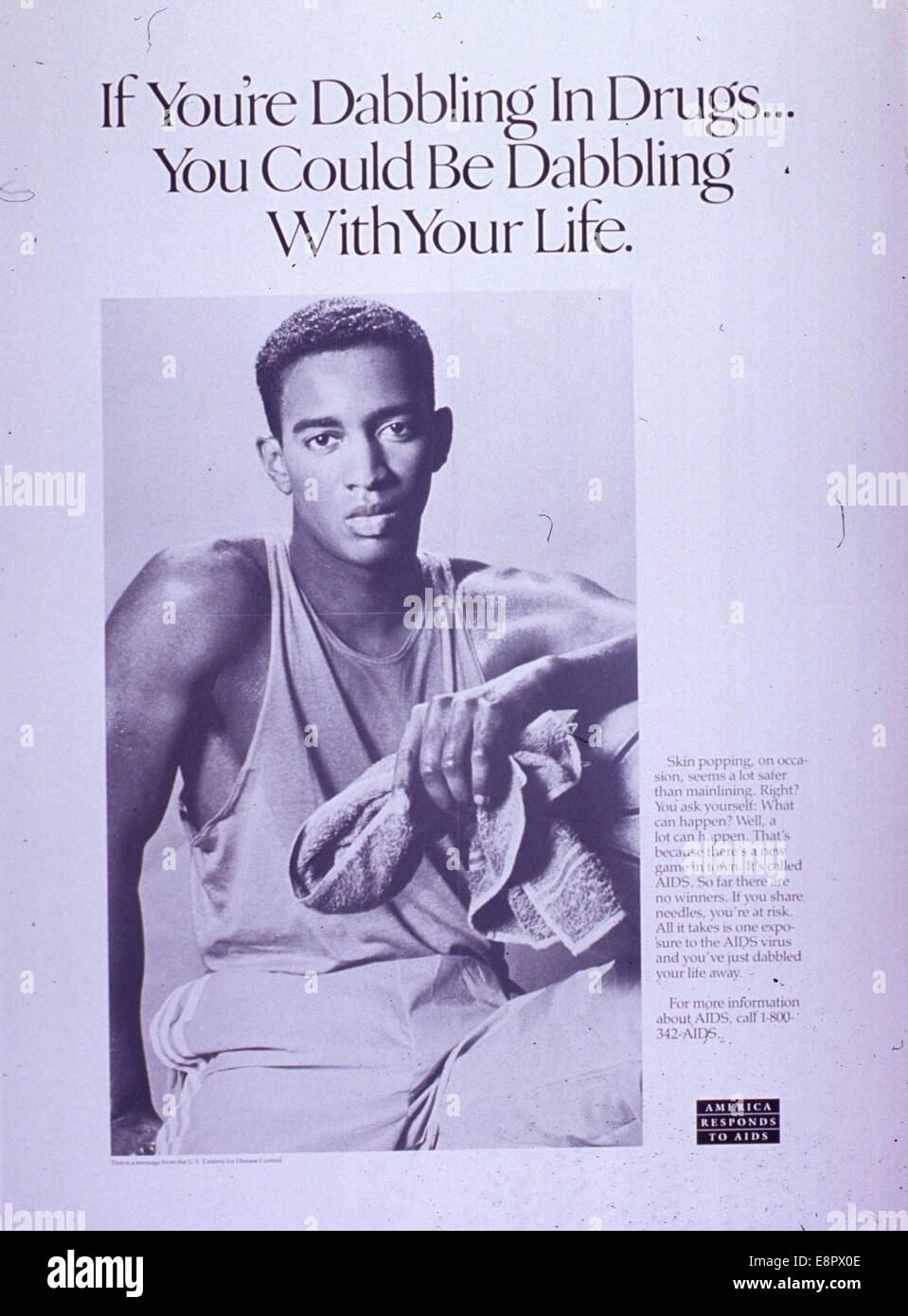 Ein Poster aus den 1980er Jahren des U.S. Centers for Disease Control, das sich mit dem Bewusstsein für AIDS befasst. Das Bild zeigt einen jungen Mann, der die Risiken des Drogenkonsums und gemeinsamer Nadeln bei der Ausbreitung des Virus betont. Stockfoto