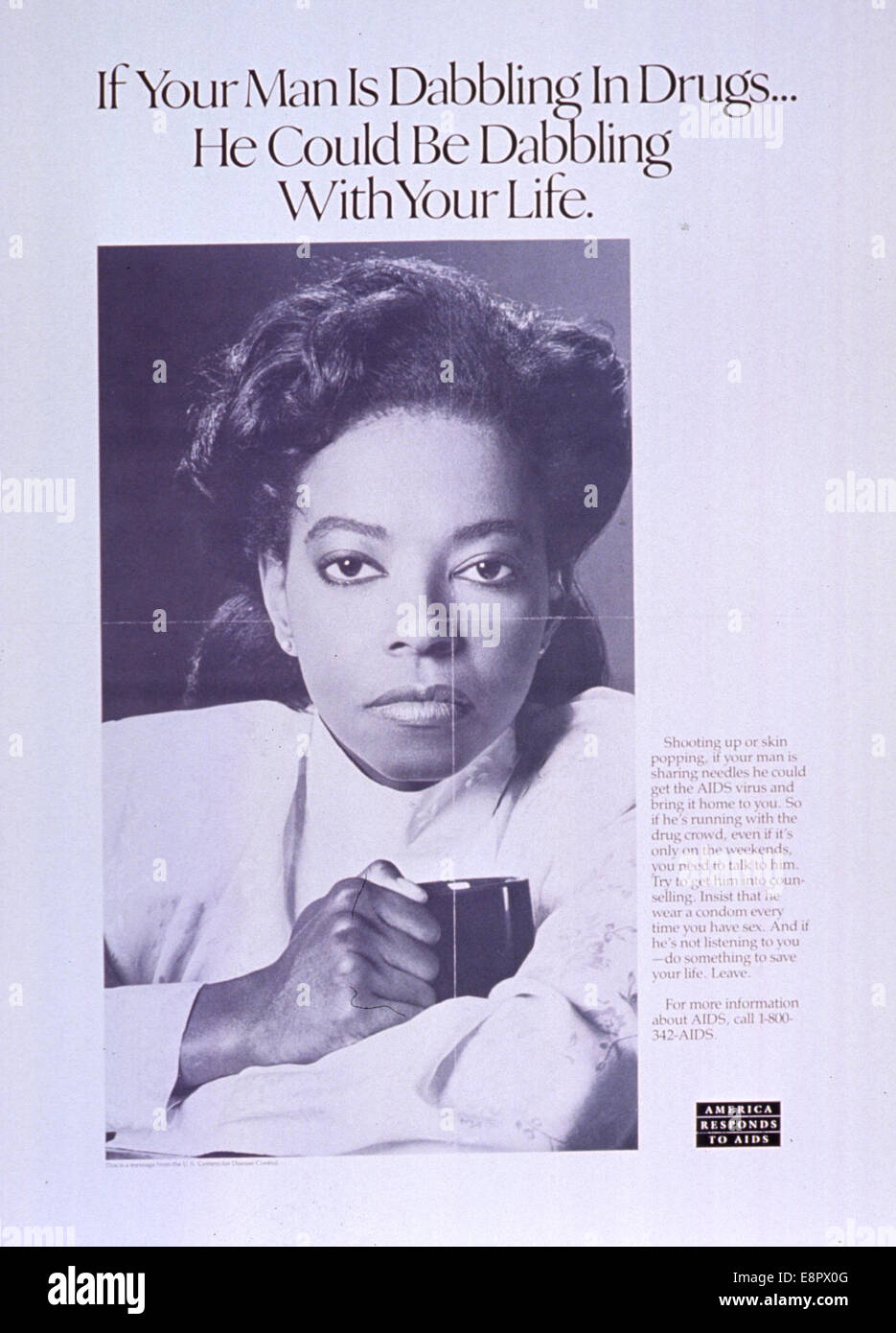 Ein Poster aus der Zeit der 1980er Jahre des US Centers for Disease Control (CDC), auf dem die Risiken der Ansteckung von AIDS durch Drogenkonsum veranschaulicht werden. Das Poster ermutigt zu Diskussionen über sichere Praktiken und persönlichen Schutz vor HIV-Übertragung. Stockfoto