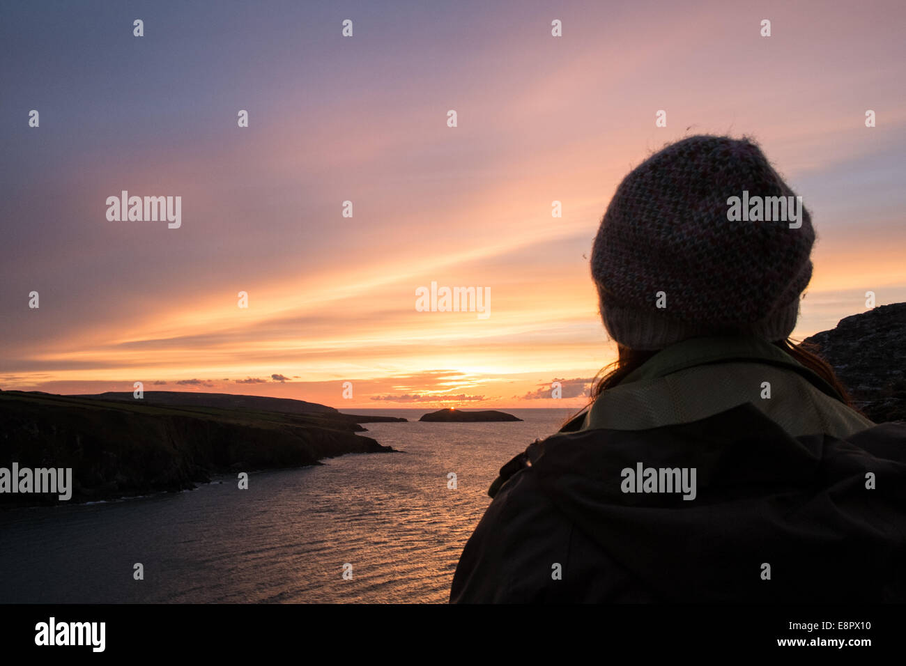 MWNT, West Wales, UK. 12. Oktober 2014.  Dramatischen Sonnenuntergang mit Insel Strickjacke Cardigan Bay und irische See. Stockfoto