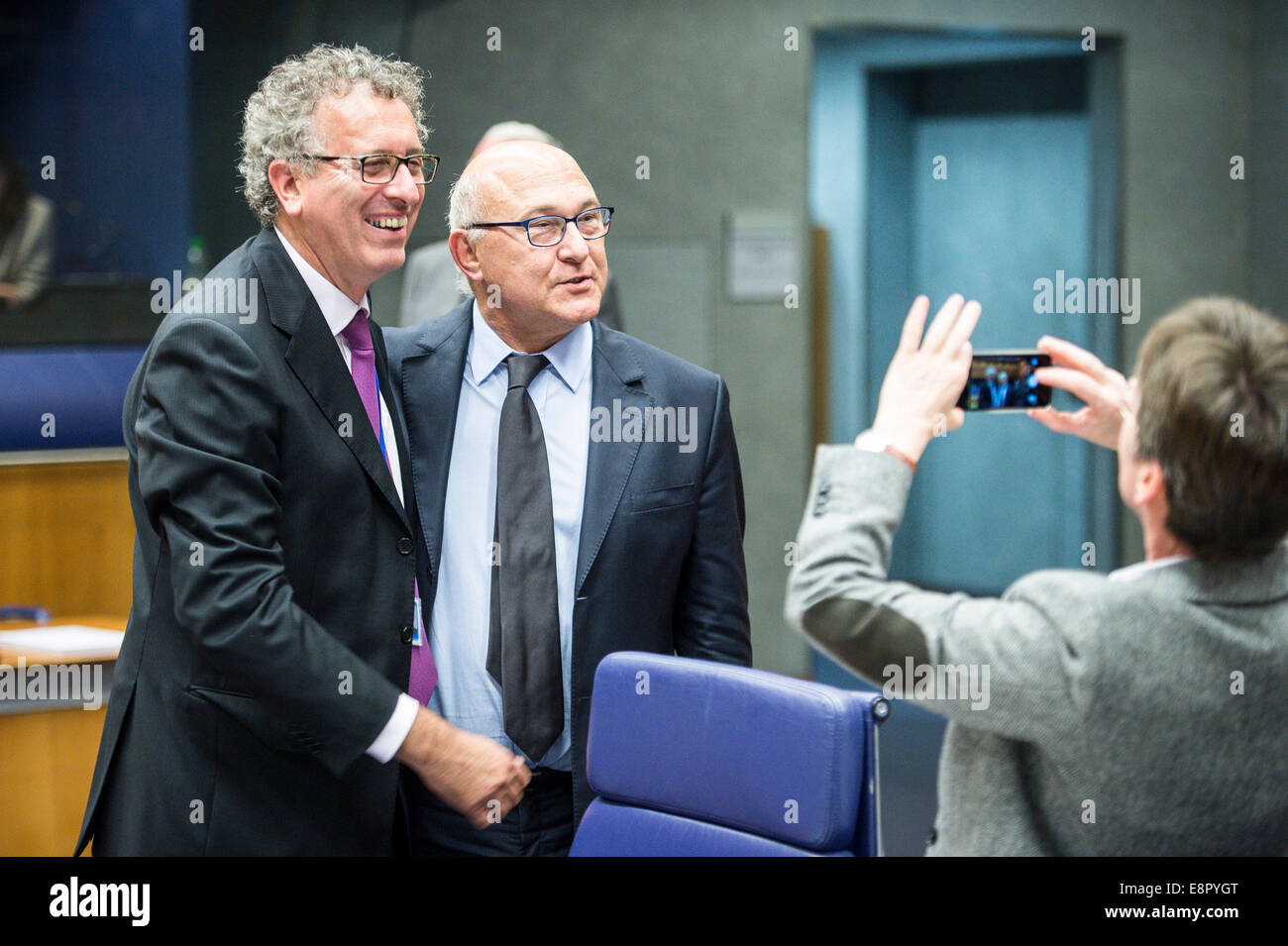 Luxemburg, Lux 13. Oktober 2014. Kredit-luxemburgischen Finance Minister Pierre Gramegna (L) und die französische Finanzministerin Michel Sapin bei einem Treffen der Eurogruppe am Sitz EU im Konferenzzentrum am Sitz des Europäischen Rates in Luxemburg Kirchberg am 13.10.2014: Wiktor Dabkowski/ZUMA Draht/Alamy Live News Stockfoto