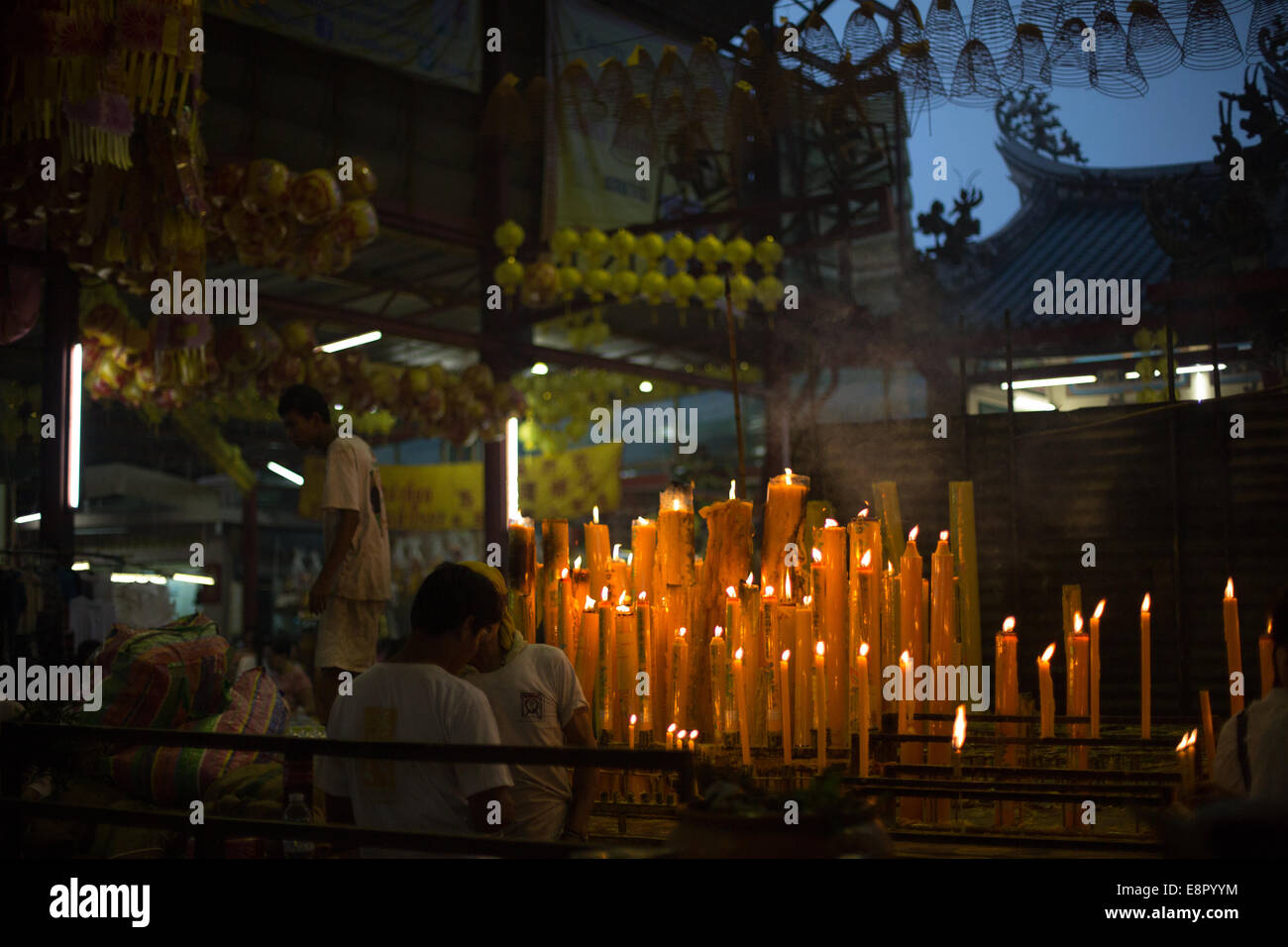 Gelbe Kerzen brennen vor Saan Jao Joe Sue Gong Tempel während der jährlichen Vegetarian Festival, Talad Noi, Bangkok, Thailand Stockfoto