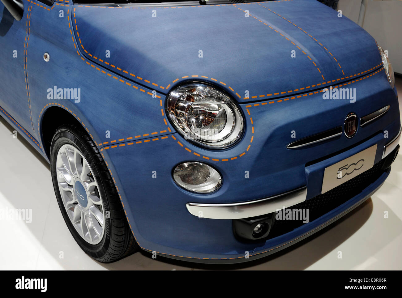 Fiat 500 blue jeans -Fotos und -Bildmaterial in hoher Auflösung – Alamy